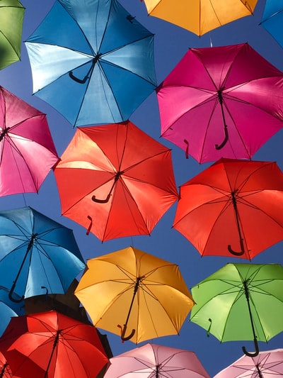 白天各色雨伞装饰